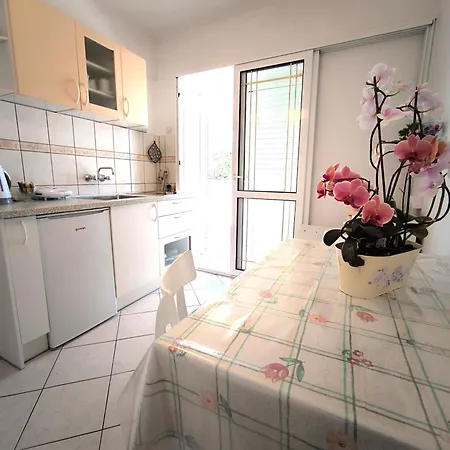 Prosperina Hvar 2 *